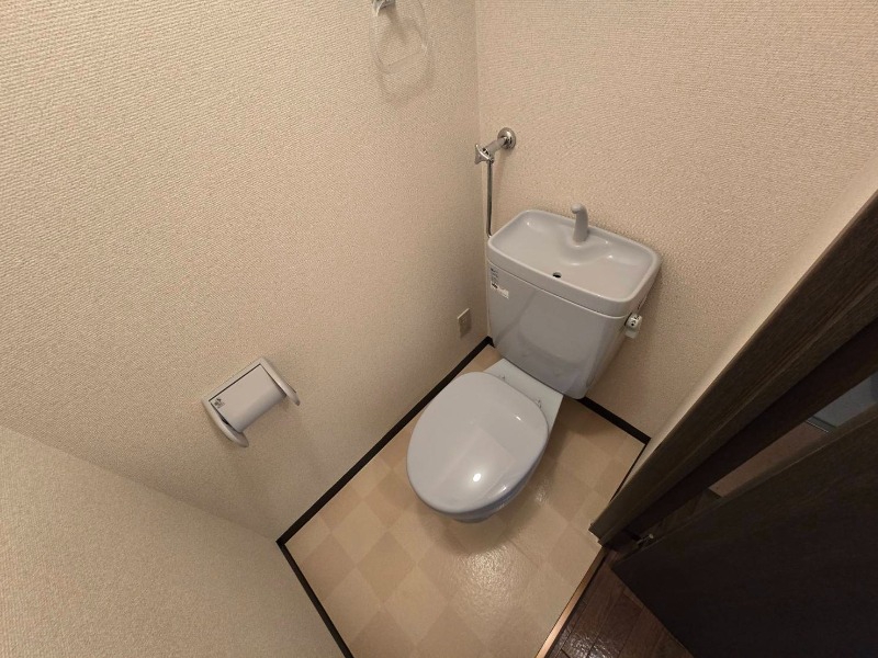 トイレ　こちらはトイレです。清潔感があり、安心して使用できます。