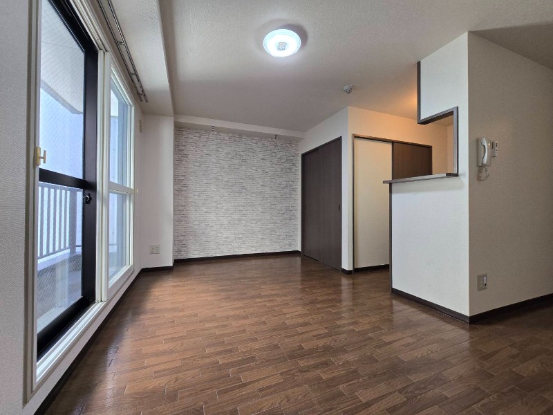 その他部屋・スペース　寝室はこちらです。光が差し込む、温かみのあるお部屋です。
