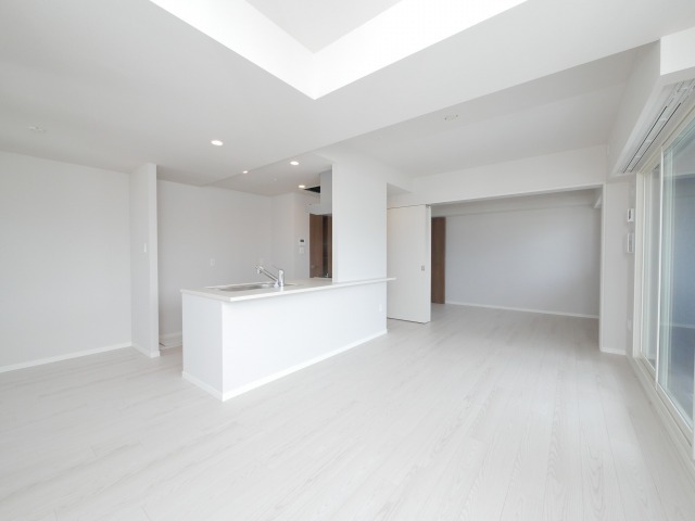 居室・リビング　広くてキレイなお部屋が広がっていて、充実した生活が送れそう。