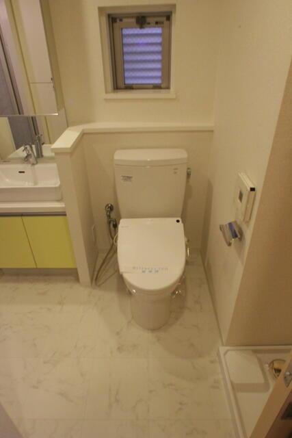トイレ　トイレには小窓があります