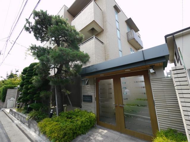建物外観　物件の周りには植裁があります！
