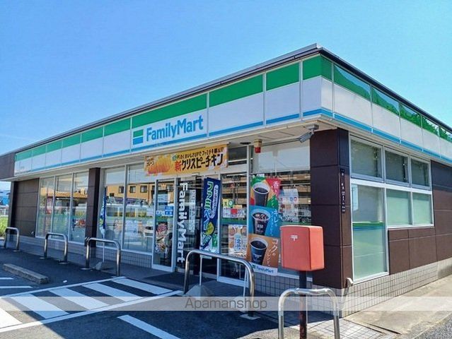 コンビニ　ファミリーマート様（コンビニ）まで500m