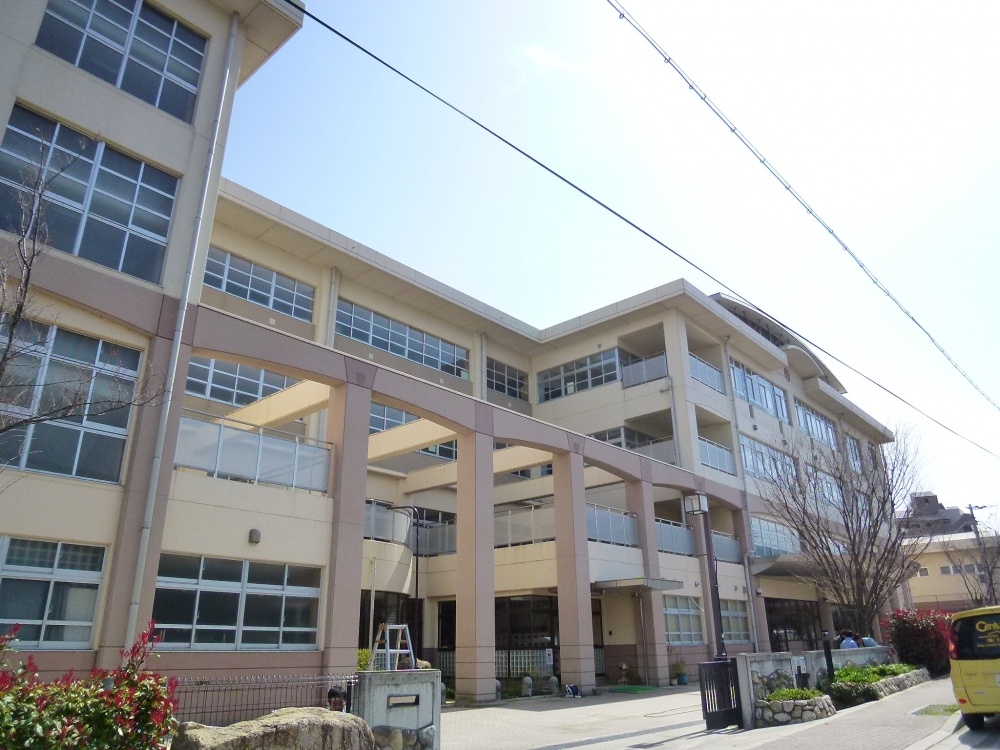 小学校　宝塚市立宝塚第一小学校（小学校）まで251m