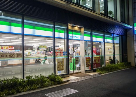 コンビニ　ファミリーマート神田須田町二丁目店（コンビニ）まで57m