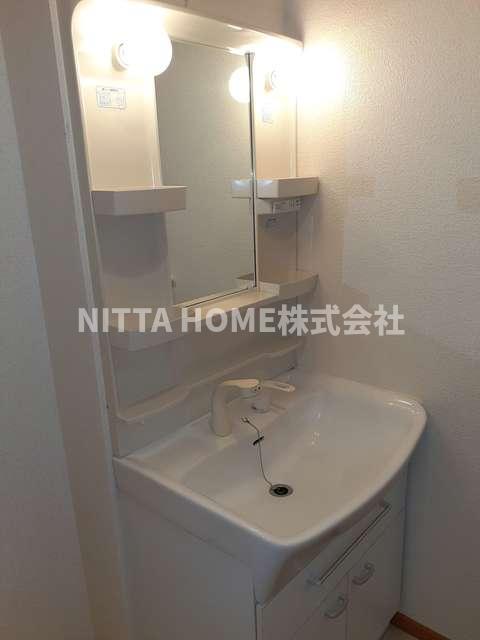 洗面設備　シャワー付きの洗面台になります★