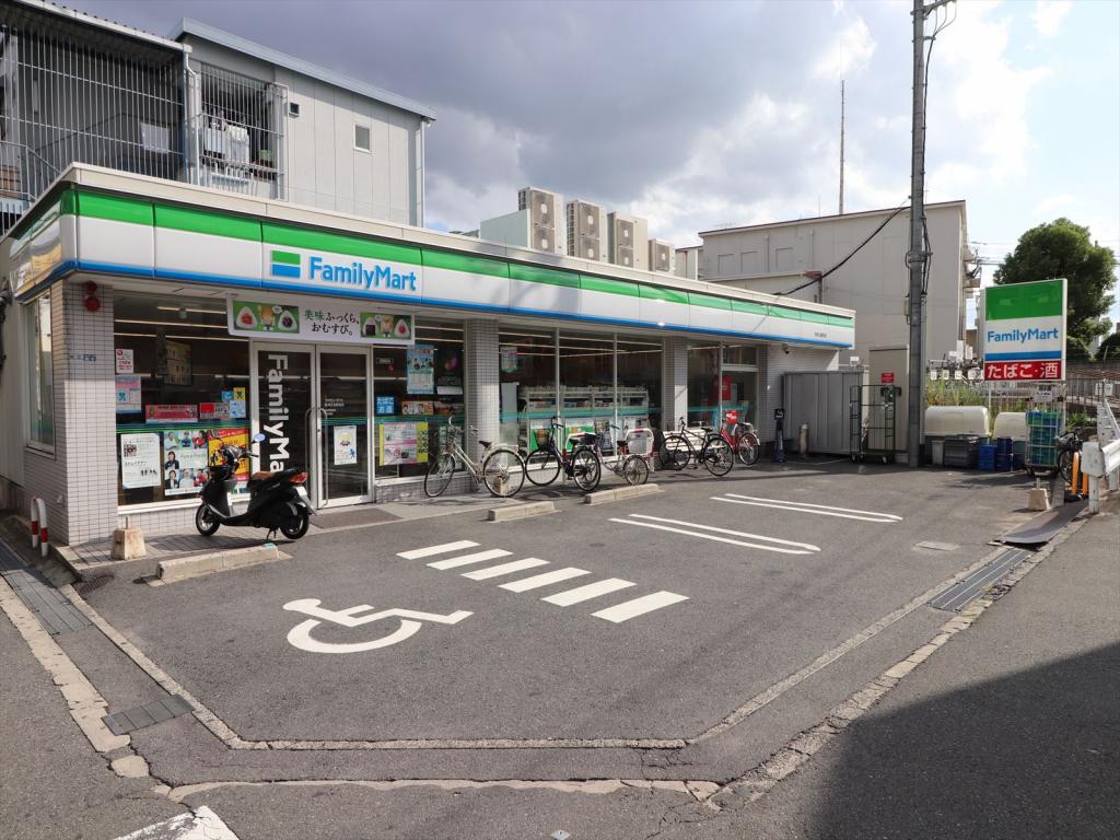 コンビニ　ファミリーマート摂津正雀駅前店（コンビニ）まで302m