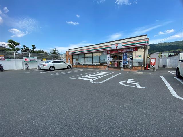 コンビニ　セブンイレブン（コンビニ）まで221m