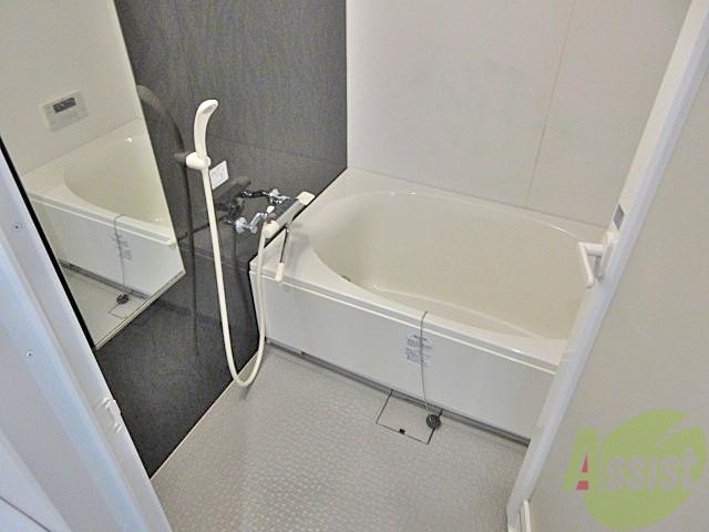 バス・シャワールーム　水はけの良さそうな洗い場です。鏡も大きくて開放感がありますね