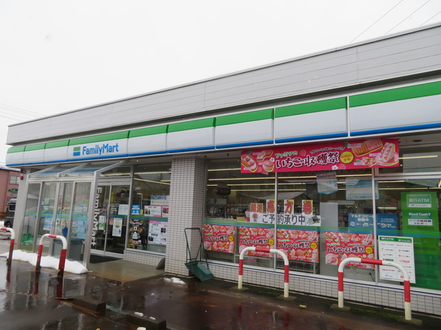 コンビニ　ファミリーマート長岡川崎店（コンビニ）まで877m