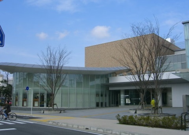 図書館　新潟市立中央図書館（図書館）まで550m