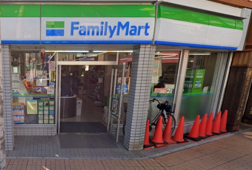 コンビニ　ファミリーマート（コンビニ）まで371m