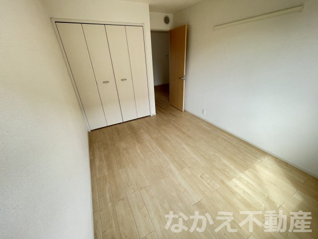 その他部屋・スペース　落ち着いた色調の寝室です