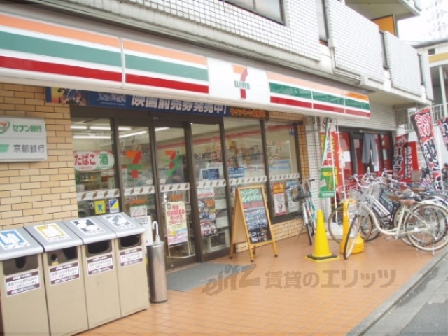 コンビニ　セブンイレブン西京極駅前店（コンビニ）まで80m