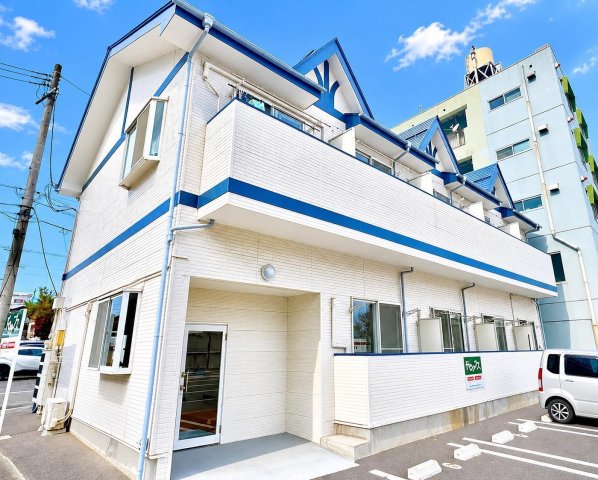 建物外観　白を基調に青のラインが映えてオシャレです