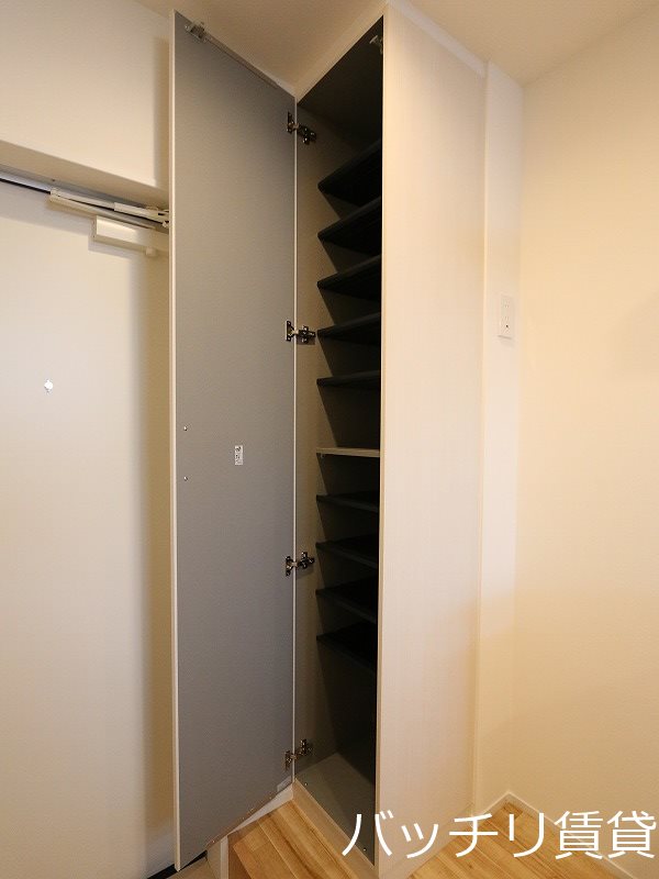 玄関　同シリーズの別のお部屋の画像。現況を優先します。