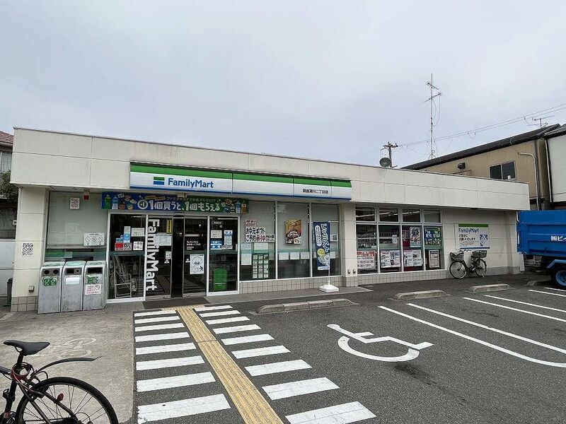 コンビニ　ファミリーマート箕面瀬川2丁目店（コンビニ）まで359m