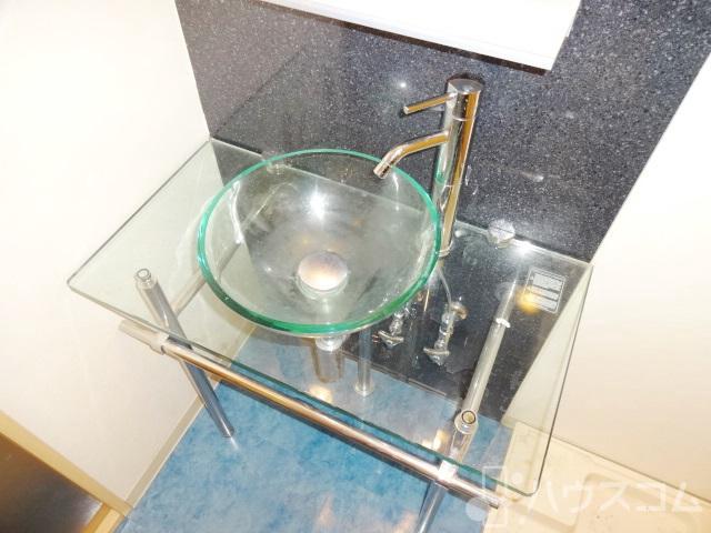 洗面設備　どこかのカフェのようです。