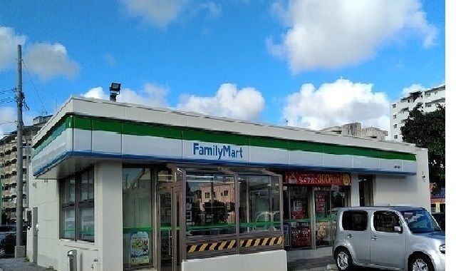コンビニ　ファミリーマート与儀店（コンビニ）まで240m