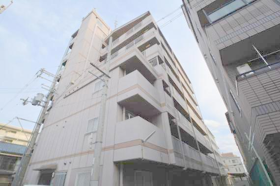建物外観　人気の学校区にあるファミリータイプのマンションです。