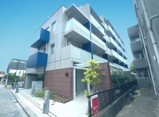 建物外観　鉄筋コンクリート造のがっちりとした建物。