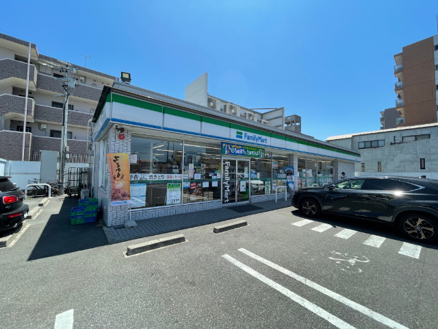 コンビニ　ファミリーマート（コンビニ）まで330m