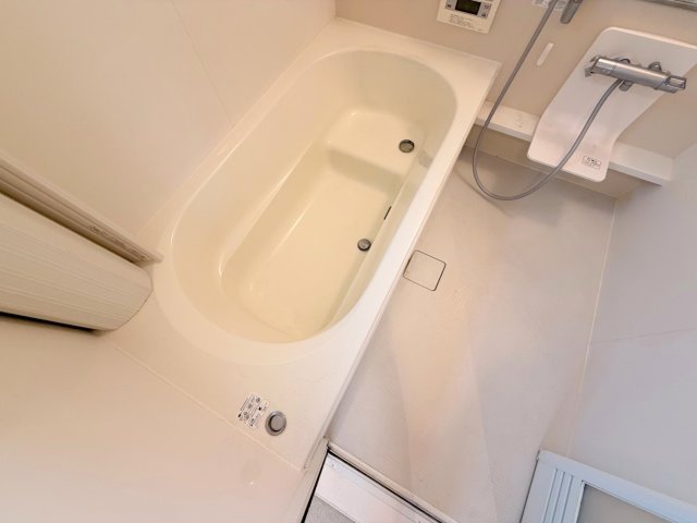 バス・シャワールーム　広めのお風呂は一日の疲れを癒してくれます。