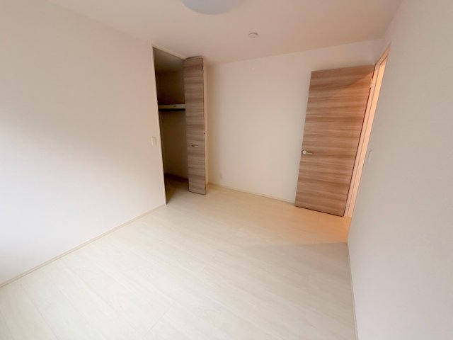その他部屋・スペース　ゆとりのあるベッドルームで快適な睡眠をとってくださいね。