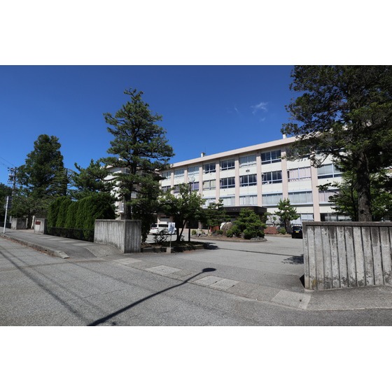 中学校　北部中学校（中学校）まで100m