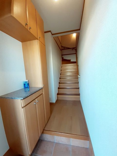 ＪＲ山陽本線 垂水駅 バス乗車時間：15分 最寄りバス停で下車 徒歩5分 2階建 築21年の玄関写真