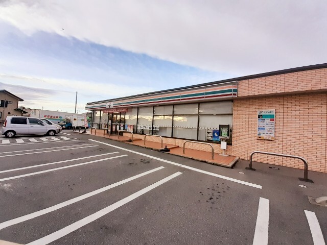 コンビニ　セブンイレブン伊勢崎富塚町店（コンビニ）まで220m