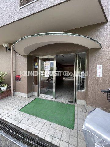 エントランス　落ち着いたエントランスです