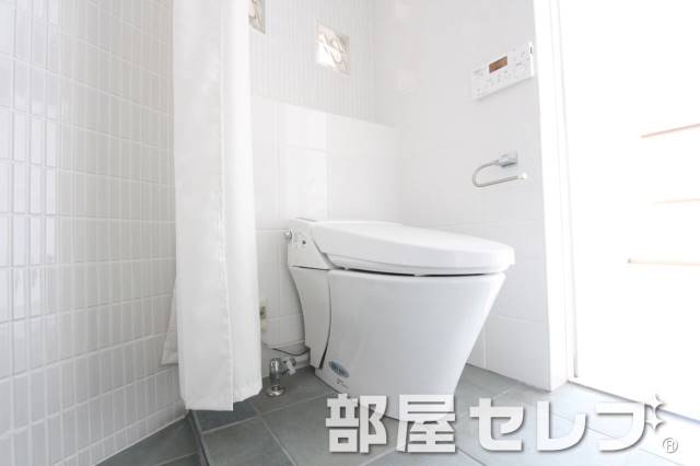 トイレ　温水洗浄便座。