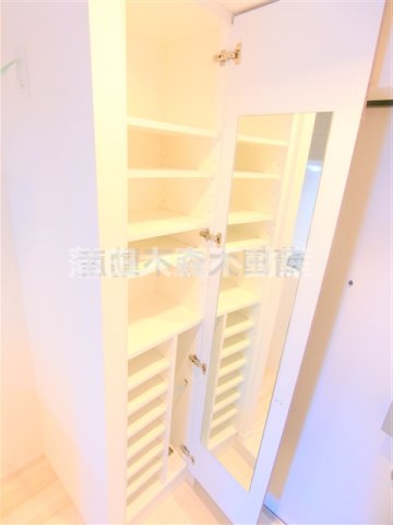 その他設備　玄関収納　姿見鏡付きがうれしいシューズBOX