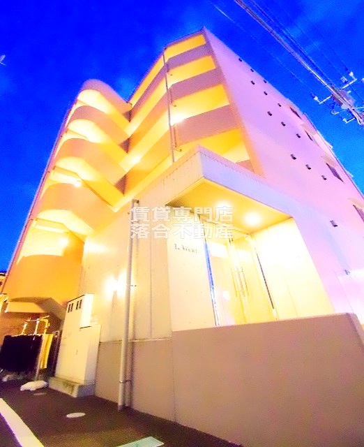 建物外観　しっかりとした建物
