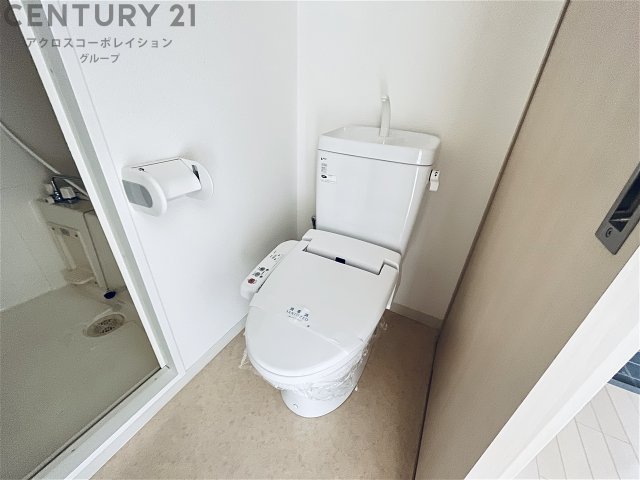 トイレ　温水洗浄便座付きのトイレです♪