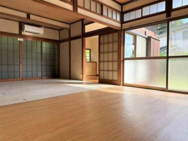 稲村ガ崎1丁目貸家の居間写真