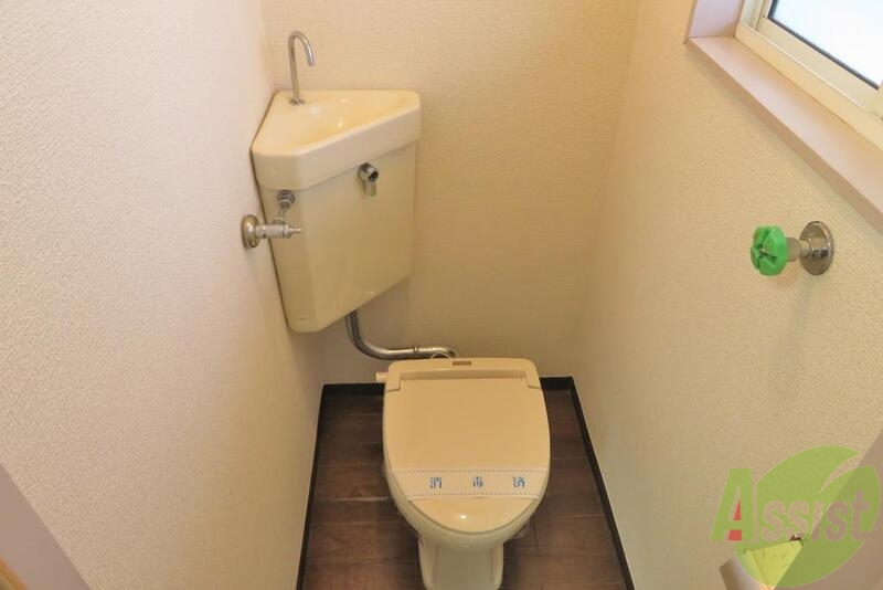 トイレ　トイレはこんな感じで窓も付いて綺麗ですね