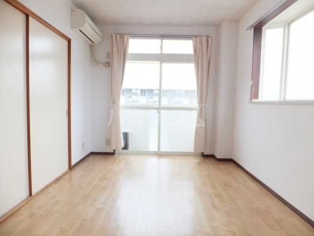 ベルウッド鴻巣A・Bの居間写真