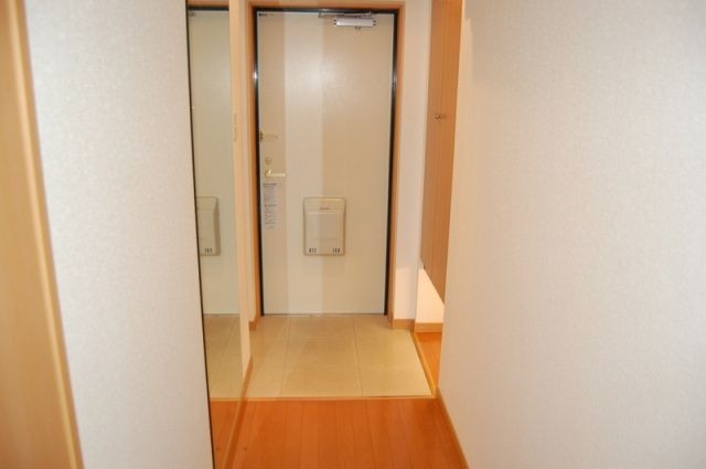 玄関　※同物件別室参考写真