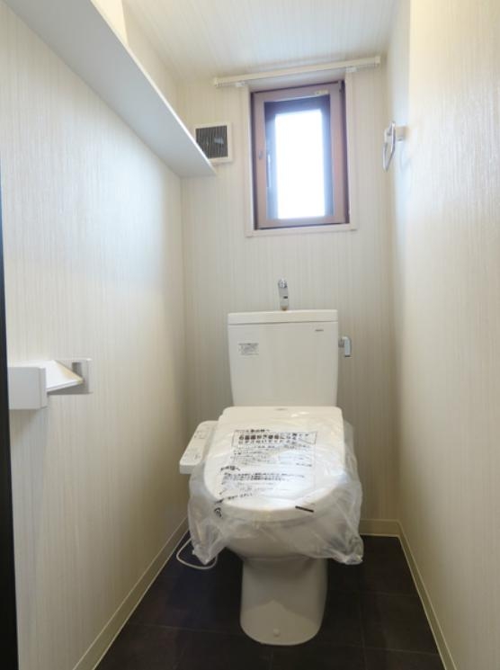 ?島輝夜のトイレ写真