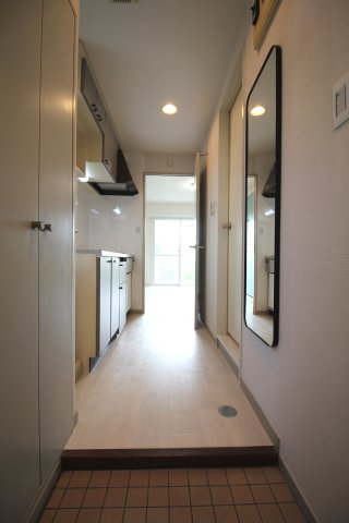 玄関　同物件・別部屋画像【左右反転】