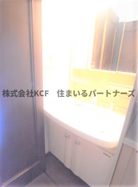 洗面設備　明るい洗面所です