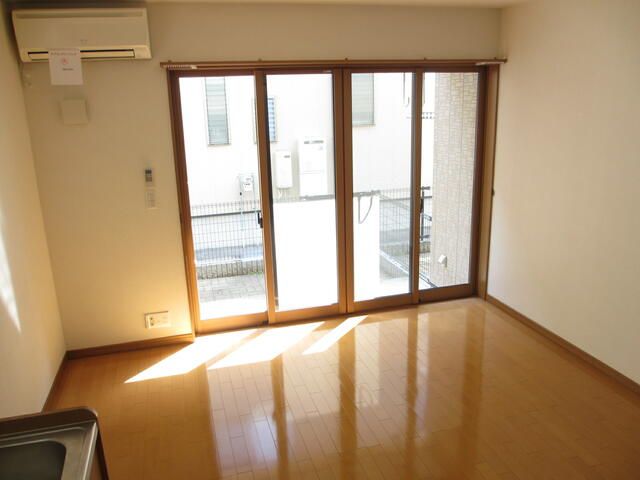 ファイン西荒屋 D棟の居間写真