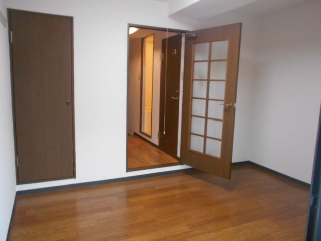 エリーフラッツ西京極の居間写真