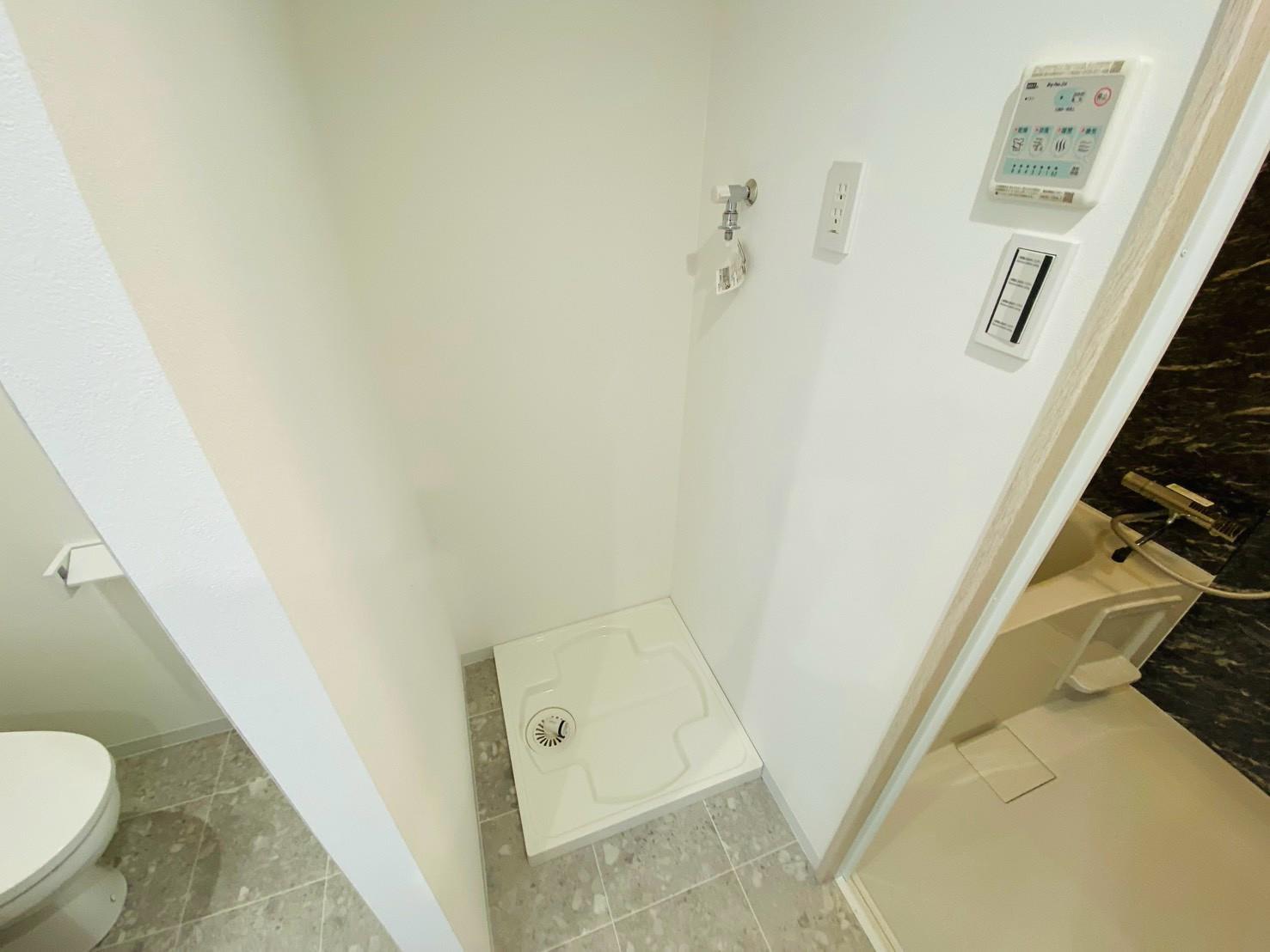 その他設備　洗面室には防水パンがあり、室内に洗濯機を置けます。（同仕様画