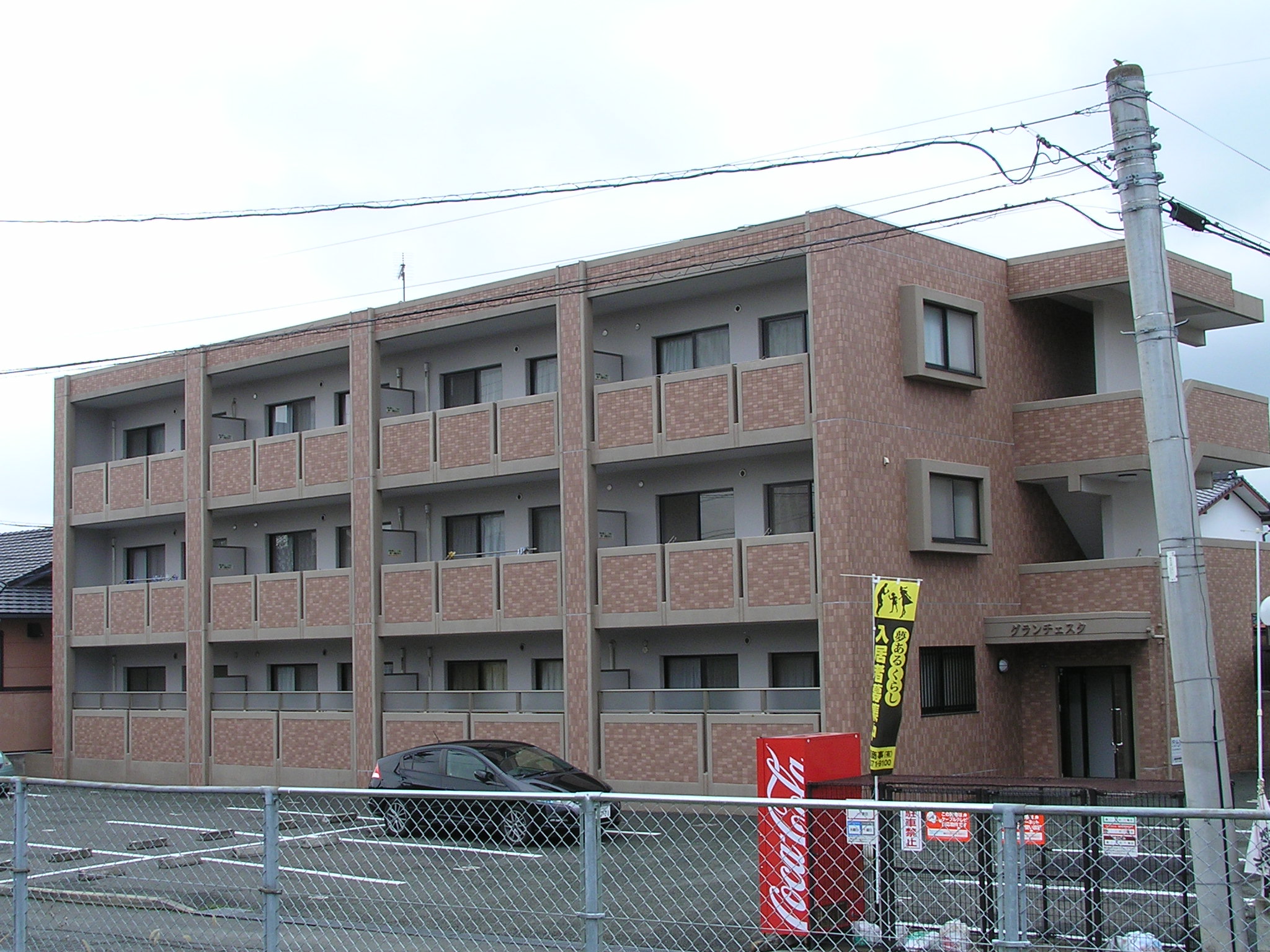 建物外観　敷地内にゴミステーションと自販機あります