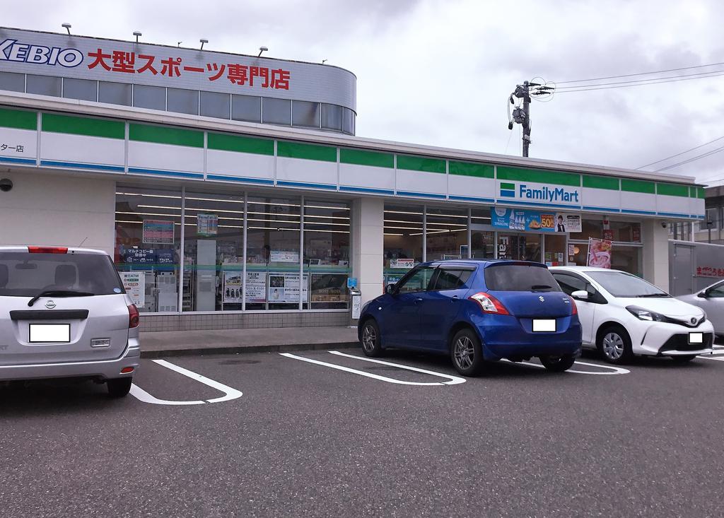コンビニ　ファミリーマート新潟鐙西店（コンビニ）まで326m