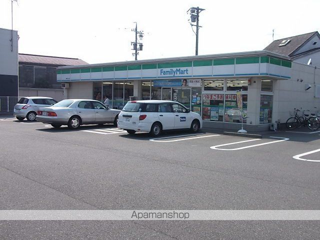 コンビニ　ファミリーマート（コンビニ）まで534m