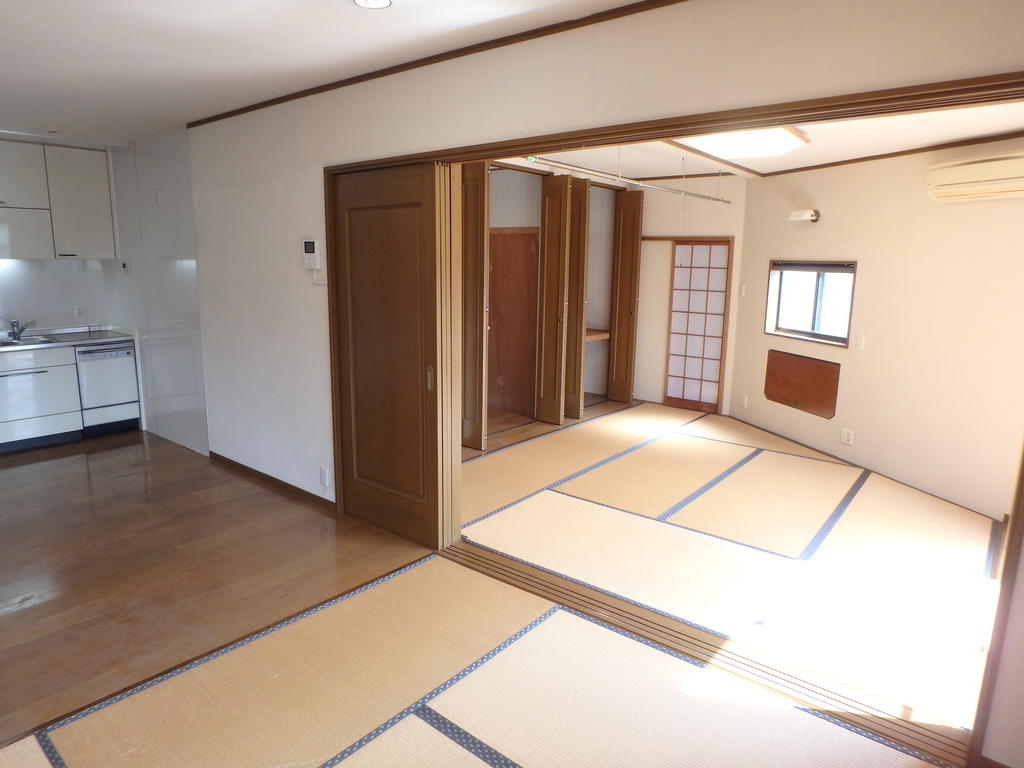 その他部屋・スペース　リビングの奥に和室がつながっています。