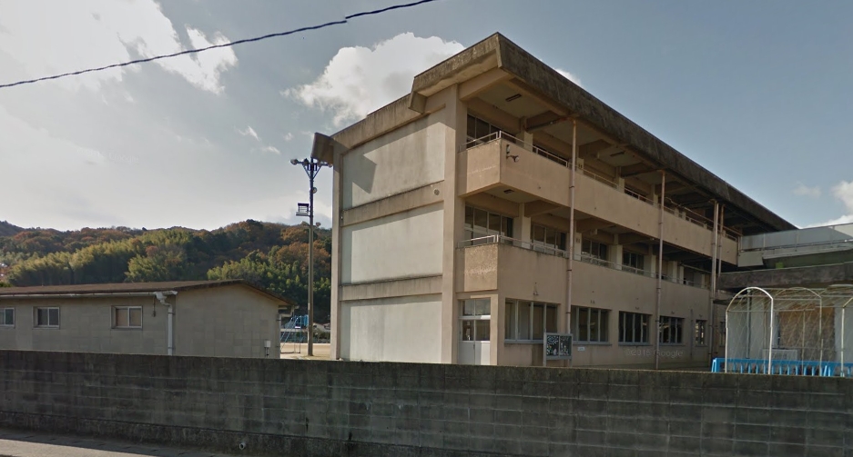 小学校　倉敷市立粒江小学校（小学校）まで904m